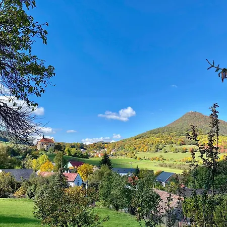 Pod Milesovkou アパート