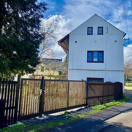 Pod Milesovkou شقة